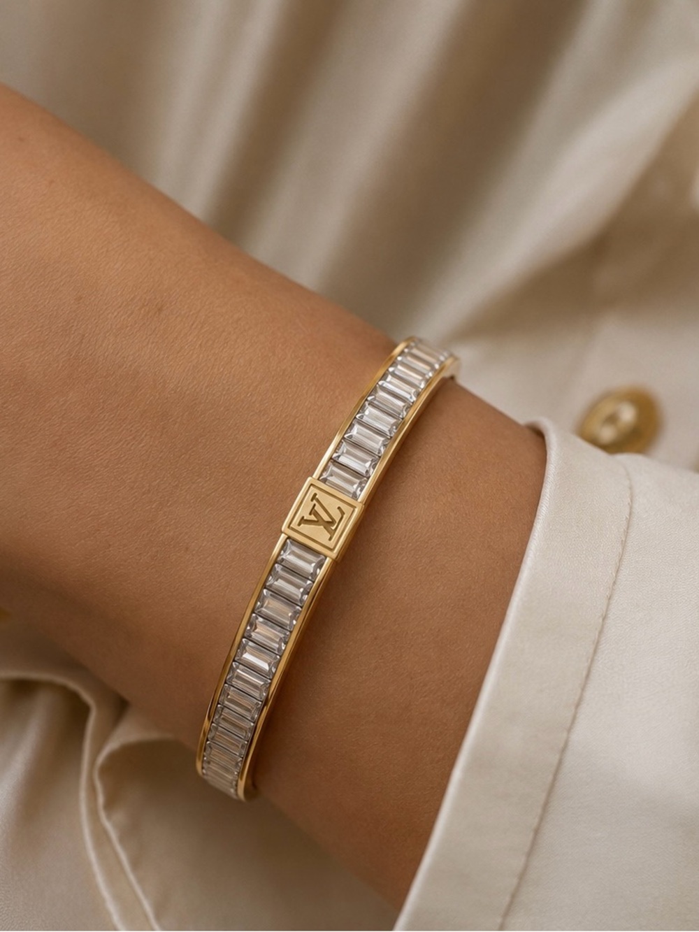 Luxury Gold LV Crystal Baguette Bracelet - Picture 6 of 6